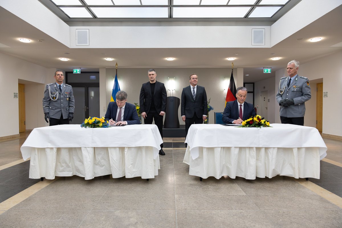 DiehlDefence's tweet image. Ukraine to receive more IRIS‑T Air Defence Systems!   
This week an agreement was signed to increase the amount of IRIS‑T SLM/SLS for the Ukrainian Armed Forces. #Ukraine #IRIS_T #AirDefence #DiehlDefence

Picture 1: ©BMVg/Eibe