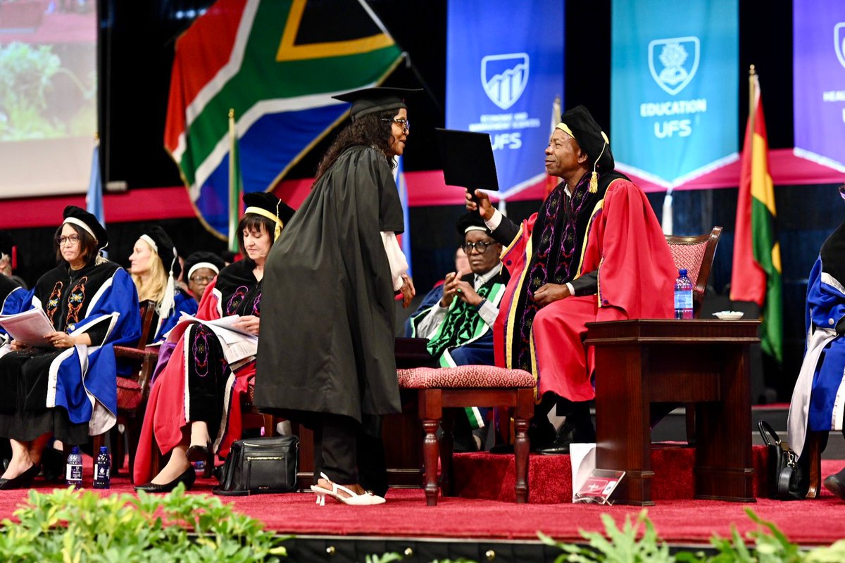 UFSweb's tweet photo. 𝗔𝘁 𝟳𝟬, 𝗠𝗮𝗻𝘁𝗼𝗮 𝗠𝗮𝗯𝗲𝗹 𝗠𝗽𝗵𝗮𝗺𝗯𝗼 𝗽𝗿𝗼𝘃𝗲𝘀 𝗶𝘁’𝘀 𝗻𝗲𝘃𝗲𝗿 𝘁𝗼𝗼 𝗹𝗮𝘁𝗲 𝘁𝗼 𝘀𝘁𝗮𝗿𝘁 𝗮𝗴𝗮𝗶𝗻!

From losing her ability to read, to finding purpose through faith, and now graduating with a Bachelor of Divinity degree – her journey is one of resilience, courage, and unwavering belief.

This April, she doesn’t just walk the stage… she walks in victory.

Read her inspiring story:  https://t.co/sE0DuNjH0R 

#OnlyAKovsieKnows #UFSGraduations #ResponsibleSocietalFutures