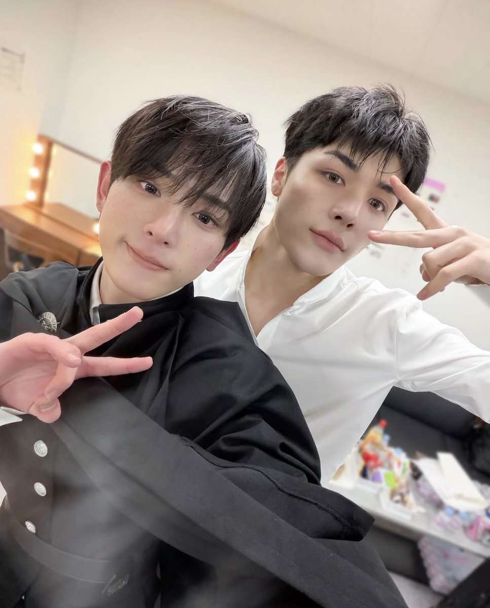 ajjulti's tweet photo. 내가 꿈을 꾸나 지금 https://t.co/fhFiFkhCHf