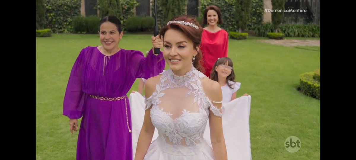 NovelasMega's tweet photo. Angelique boyer veio para mostrar quem é A DONA  está se consolidando na audiência 

no segundo capítulo marcou 3,8  🚀com picos de 4 pontos se aproximando da Record https://t.co/L4yuEr0ppF