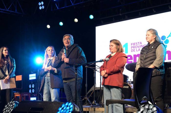 AgenciaComBA's tweet photo. 🎉Tornquist celebró la 11° Fiesta de la Vendimia
https://t.co/OaHdlXBQAn
#Tornquist #VíctorAntón #FlorenciaTesta @BAProvincia #VirginiaApphatie @JavoRodriguezL #DanielDiNuchi @AgrarioPBA #RutadelVinoBonaerense #CORFO #AyelénDurán #FiestadelaVendimia #ComBA @bordoniestefi https://t.co/PhYJGIhOz7