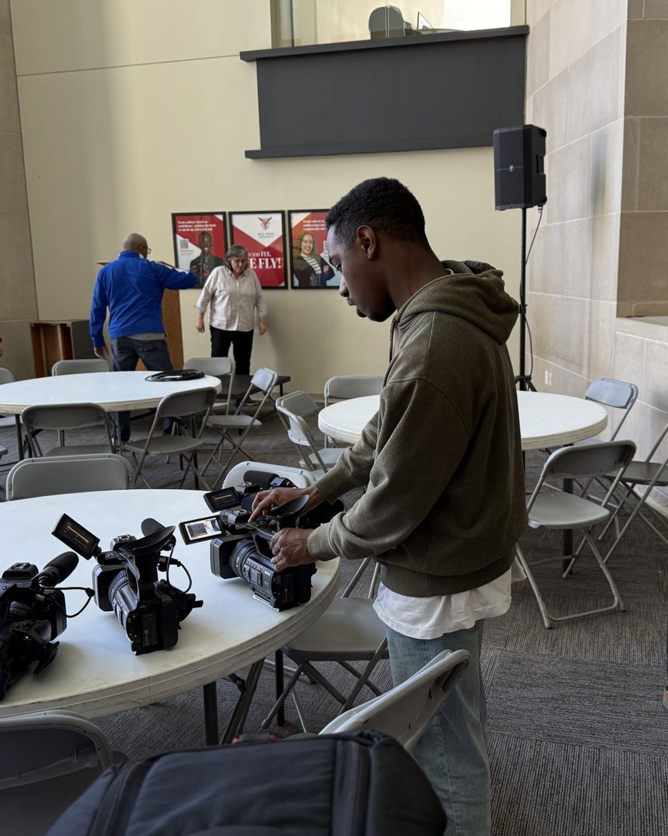 BSUCCIM's tweet image. At CCIM, even an awards banquet is an opportunity for hands-on learning!

At the Media Awards Banquet, students from Michael Jefferson's Media Equipment and Technology Management class had the opportunity to run a multi-cam livestream setup. (🧵1/2)
#media #handsonlearning