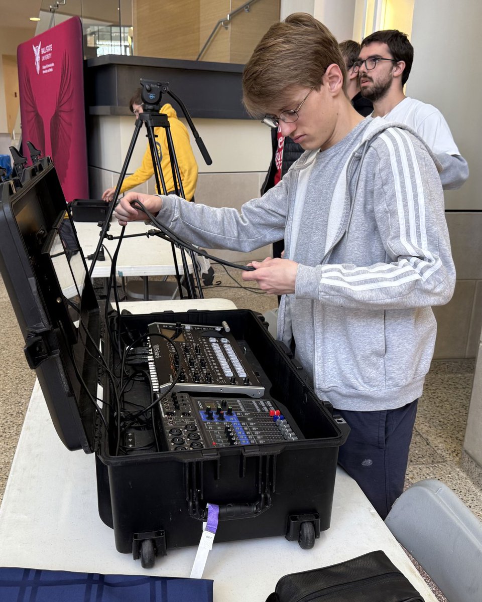 BSUCCIM's tweet image. At CCIM, even an awards banquet is an opportunity for hands-on learning!

At the Media Awards Banquet, students from Michael Jefferson's Media Equipment and Technology Management class had the opportunity to run a multi-cam livestream setup. (🧵1/2)
#media #handsonlearning
