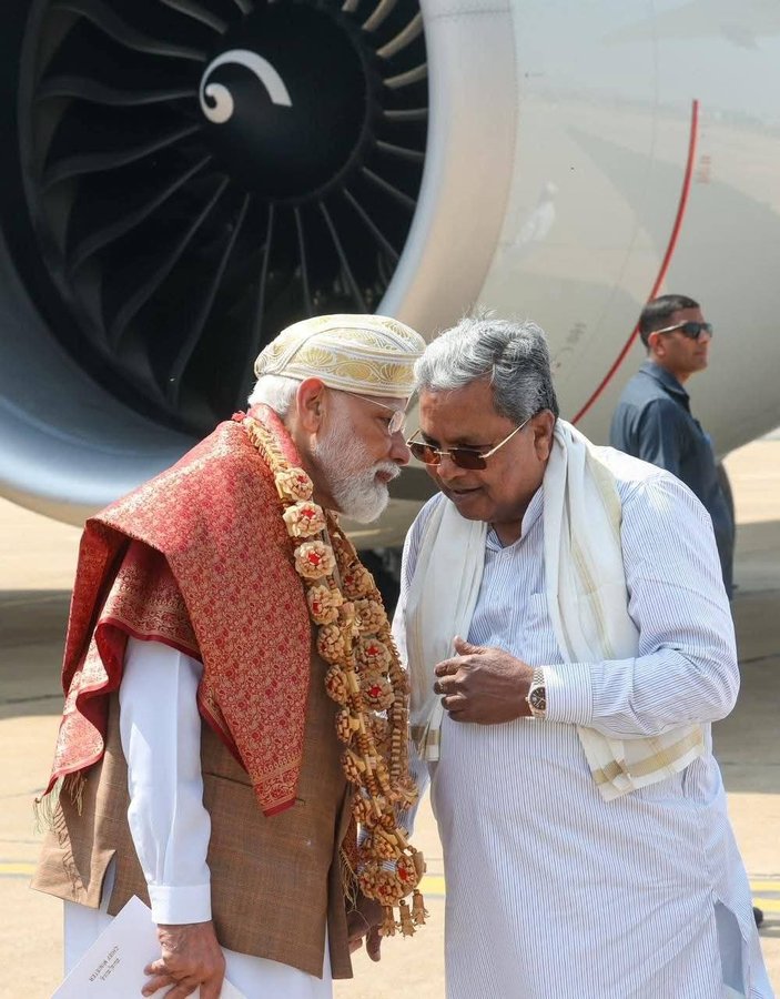 PM ಸಾಹೇಬರು CM ಸಾಹೇಬ್ರಿಗೆ ಏನು ಹೇಳುತ್ತಿರಬಹುದು ? 🤔🤔
(ಕಾಲ್ಪನಿಕ ಮಾತ್ರ)
PM: ನೀವು ಜಮೀರರನ್ನು ಕರ್ನಾಟಕದ OYC ಮಾಡಿಬಿಡಿ, ಹಾಗೇ TN ಪುರದ ಮಹದೇವಪ್ಪರನ್ನು ಮುಂದಿಟ್ಟು ಭೀಮ ಬ್ರಿಗೇಡ್ ಜೊತೆಗೆ ಜಾರಕಿಹೊಳಿ ಕಡೆಯಿಂದ ನಾಯಕ ಬ್ರಿಗೇಡ್ ಮಾಡಿಸಿಬಿಡಿ ಬ್ರದರ್.
ಉಳಿದದ್ದು ನಾನು ನೋಡಿ ಕೊಳ್ಳುತ್ತೇನೆ ಎಂದಿರಬಹುದೇ ? 🤣😅