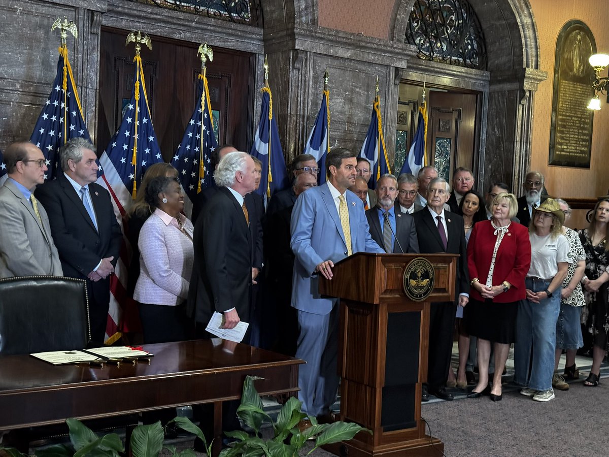 robinapeterson's tweet photo. 🚨Developing :

South Carolina House Speaker @murrellsmith just delivered remarks as @henrymcmaster prepares to sign H. 4216 The  Income Tax  Elimination Bill into law. 🇺🇸🇺🇸🇺🇸

@SCHouseGOP https://t.co/r3fcLlHcIh