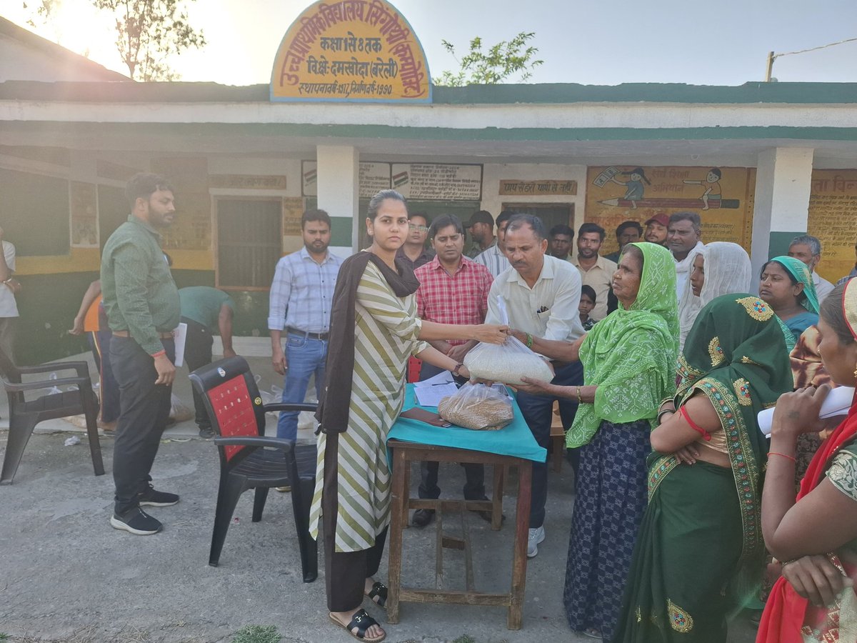 Ambujtimes's tweet photo. рдпреВрдкреАрдПрд╕рд╕реА рдЯреЙрдкрд░ IAS Ishita Kishore @ishita_kishore_ рдмрд░реЗрд▓реА рдХреЗ рд╕рд┐рдВрдЧреМрддреА рдореЗрдВ рдЖрдЧ рдкреАрдбрд╝рд┐рддреЛрдВ рдХреЗ рдмреАрдЪ ЁЯФе
SDM рдмрд╣реЗрдбрд╝реА рдХрд╛ рдЧреНрд░рд╛рдЙрдВрдб рдПрдХреНрд╢рдитАФ
рд░рд╛рд╢рди рд╡рд┐рддрд░рдг + рдСрди-рдж-рд╕реНрдкреЙрдЯ рдЖрд░реНрдерд┐рдХ рдорджрдж рдХреЗ рд▓рд┐рдП рд░рдЬрд┐рд╕реНрдЯреНрд░реЗрд╢рди
рдпрд╣реА рд╣реИ рдЬрд┐рдореНрдореЗрджрд╛рд░ рдкреНрд░рд╢рд╛рд╕рди ЁЯТпЁЯЪи @CMOfficeUP
#IshitaKishore #IAS #UPNews #GroundAction #Breaking #bareilly https://t.co/7ooQFGQfxw