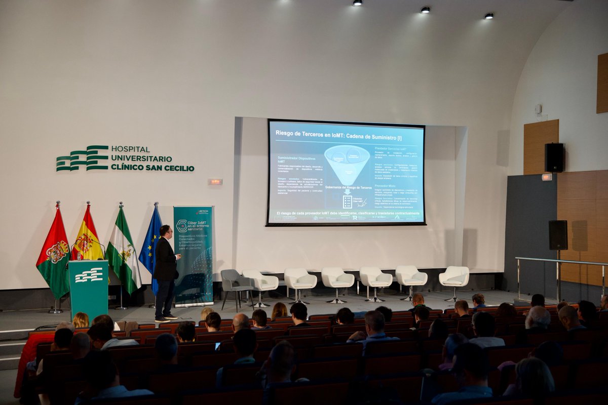 CentroCiberAND's tweet image. ⚖️ Francisco Javier López Mendoza, responsable de Electromedicina del @clinicogranada, abordó un ángulo menos visible pero crítico del #IoMT: la cadena de suministro y la contratación pública.
🔑 "La obligación de seguridad no nace en el contrato. Nace en la norma y se
