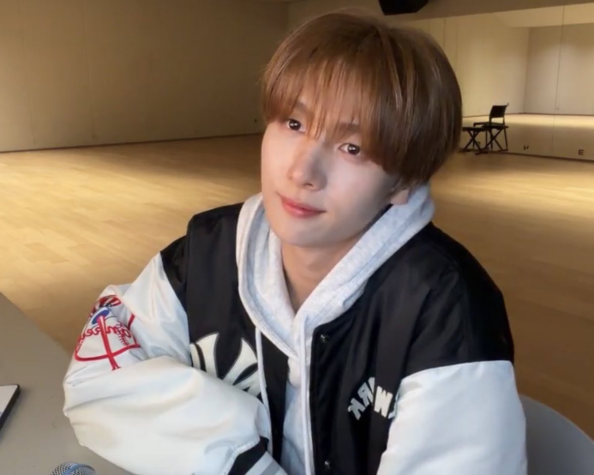 rang2net's tweet photo. 오늘 너뮤 대학생 같고 좋다 ㅈㅉ... https://t.co/UwbNB8NaMG