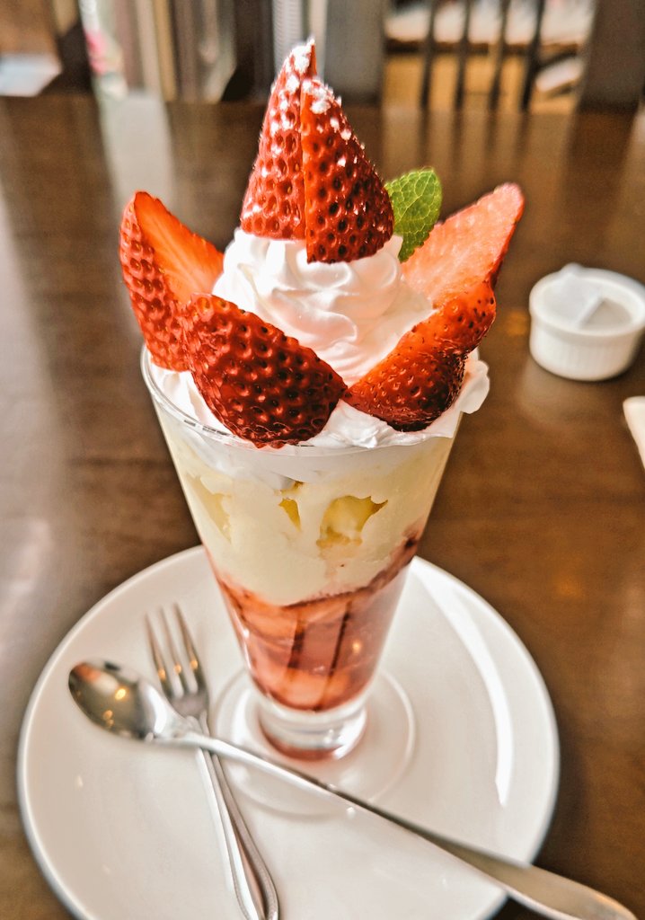 6ddhkvKwuA7iqAq's tweet image. 先月、恩師が亡くなった。
愛車 #MINI で山梨へ。片道一般道4時間。
ただ会いに行きたかった。
あの方がいなければ、実業団選手にも、今の自分にもなれていない。
娘さんが営む「キッチンそら」
でランチ #いちごパフェ も頂いた！
教えは、今も生きている。
それを背負って、これからも進む。