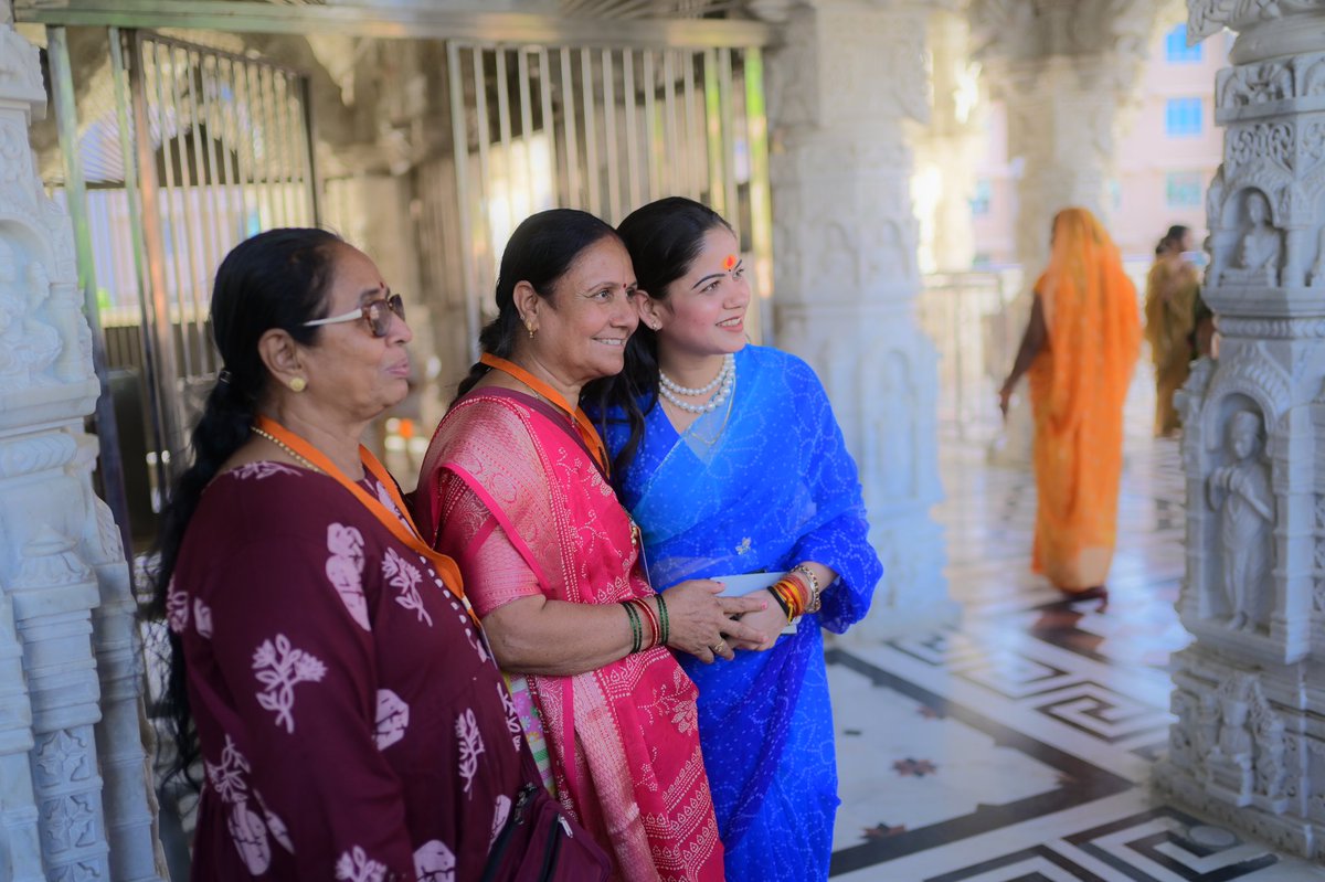_SamikshaMishra's tweet image. जब गुजरात से आई मातृशक्ति से मुलाकात हुआ बहुत अच्छा लगा मिलकर मातृशक्ति से स्वामीनारायण  मंदिर में एक खूबसूरत पल था जब मातृ शक्ति से बातचीत हुआ बहुत अच्छा लगा ।।
#NariShaktiVandanAdhiniyam #NariShakti #women #BJPGovernment #BJP4IND #gujarati #gujrat