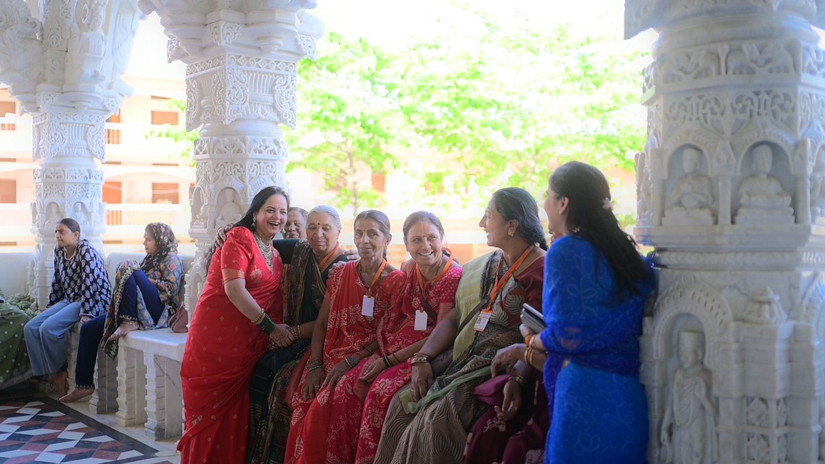 _SamikshaMishra's tweet image. जब गुजरात से आई मातृशक्ति से मुलाकात हुआ बहुत अच्छा लगा मिलकर मातृशक्ति से स्वामीनारायण  मंदिर में एक खूबसूरत पल था जब मातृ शक्ति से बातचीत हुआ बहुत अच्छा लगा ।।
#NariShaktiVandanAdhiniyam #NariShakti #women #BJPGovernment #BJP4IND #gujarati #gujrat