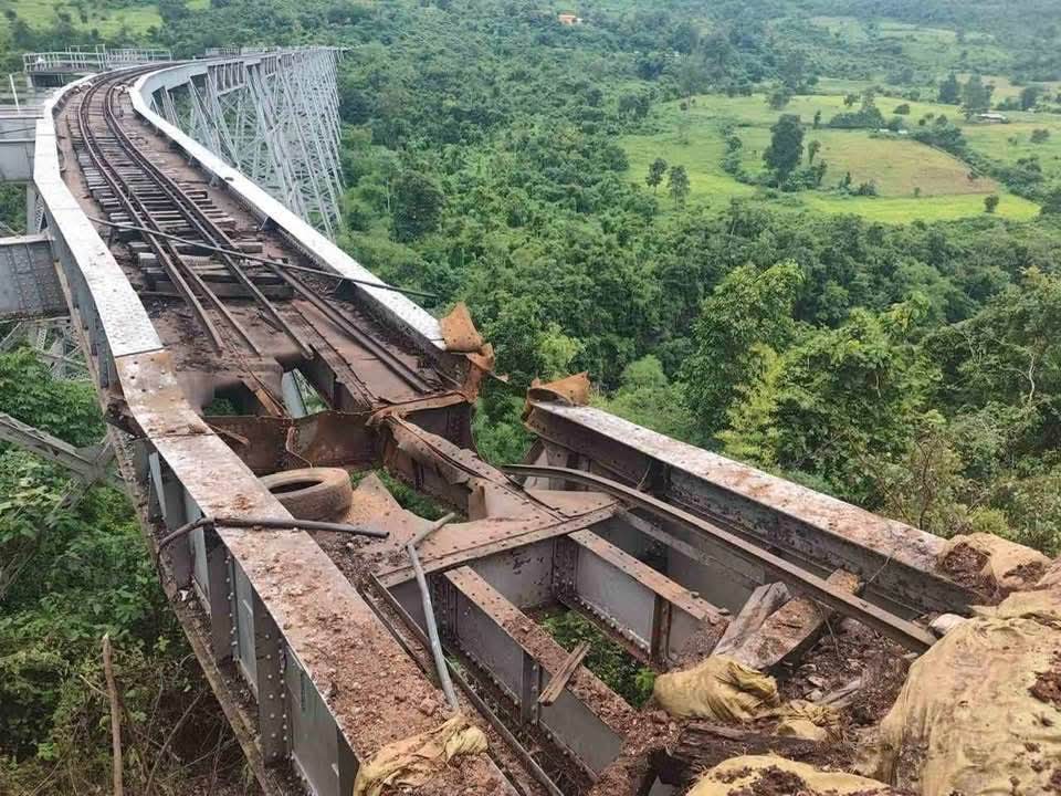 ဒါကနောက်ထပ် ရေမချိုးကောင်တွေဖျက်ဆီးသွားတာ။ အရင်ကတော့ လုပ်သမျှတင့်တယ် ထင်နေမှာပေါ့။ အခုကတော့ လူထုက ဒီဂျစ်တယ်နည်းနဲ့ မှတ်တမ်းတင်ထားလိုက်ပြီ။ သီပေါ ကိစ္စတွေလာဦးမယ်