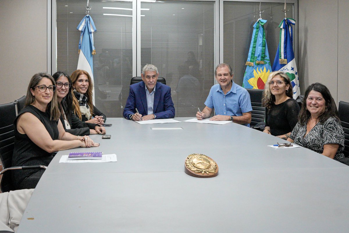 magdysierra's tweet photo. ✍🏼 | Invertimos en formación para un Estado más presente y eficaz.

Acompañé la firma de un convenio de cooperación con la Universidad Nacional de La Plata, a través de la Facultad de Trabajo Social.

Articular con universidades públicas nos permite mejorar capacidades y dar respuestas más cercanas a nuestra comunidad.

A partir de este acuerdo, impulsamos capacitaciones, prácticas profesionales, investigación y extensión, con eje en la intervención social con niños, niñas, adolescentes y jóvenes, junto al Consejo de Niñez, Adolescencia y Familia de @gestion_a.