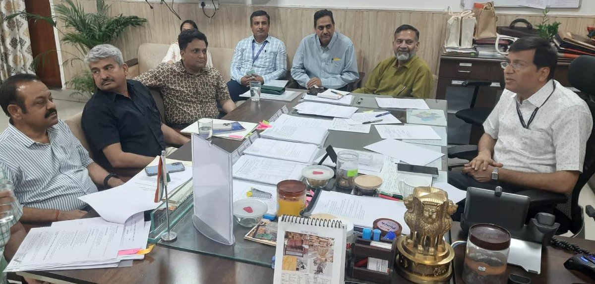 जवाहर कला केन्द्र में 17 से 26 अप्रेल तक आयोजित होने वाले राष्ट्रीय सहकार मसाला मेले की तैयारियों की आज शासन सचिव, सहकारिता डॉ. समित शर्मा ने समीक्षा कर अधिकारियों को आवश्यक दिशा-निर्देश प्रदान किए।