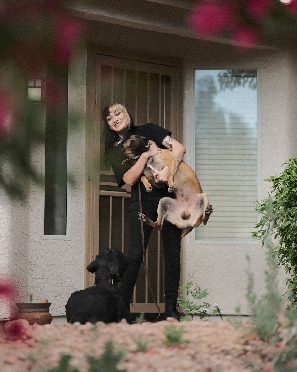 virehouse's tweet image. She's got her dogs and a new house, what more could a girl ask for?

Fujifilm
[Confidential Location] Arizona
Li Soto
New House Shoot

#newhouse #newhome #justagirl #dogmom