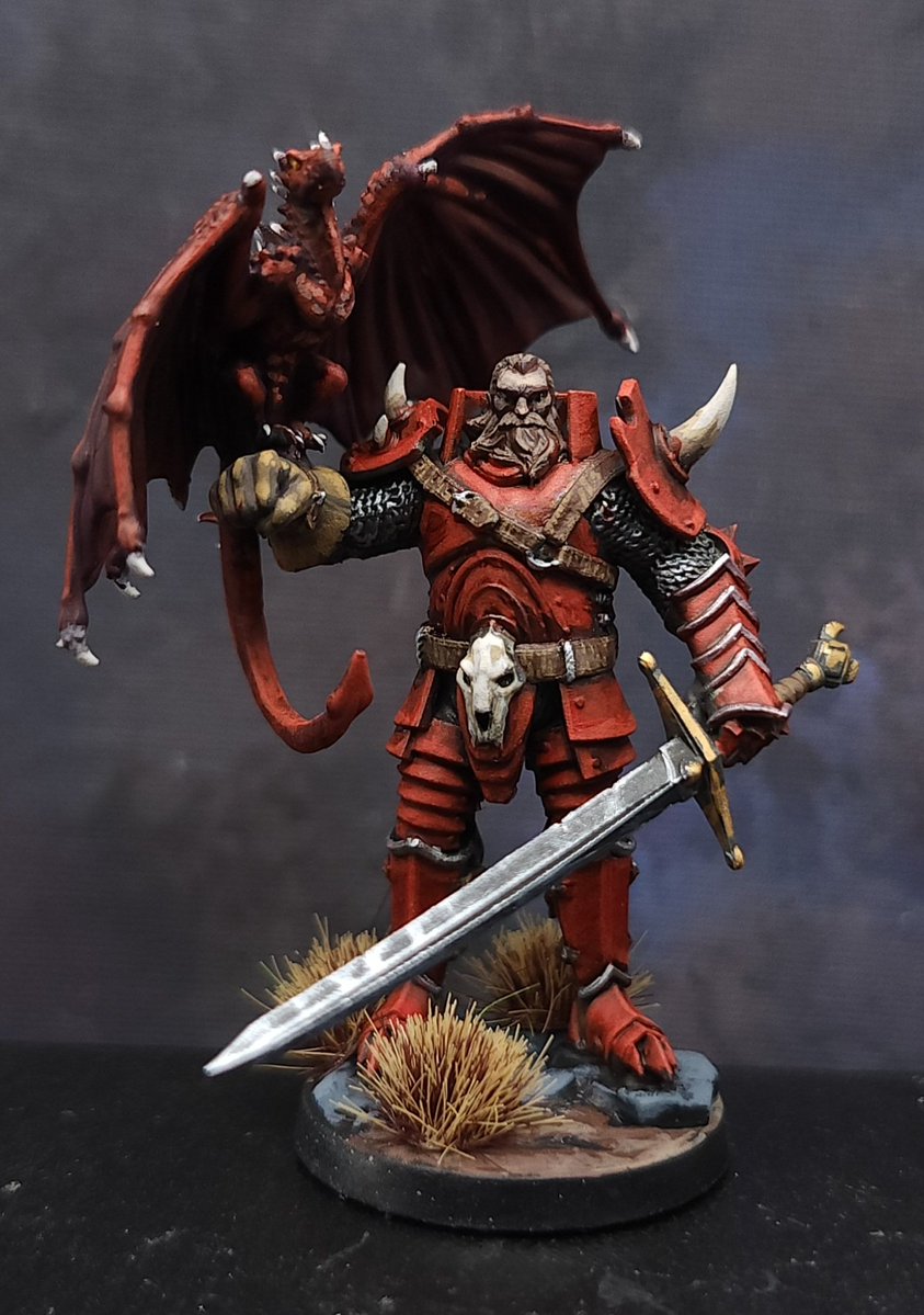 MidMiniGuy's tweet image. Red armored knight with a little red wyvern on his right hand holding a two-handed sword in his left. Painted for a client's collection. 
Fun to paint armor that's not just steel. 
 #miniatures #minipainting #commissionpainting