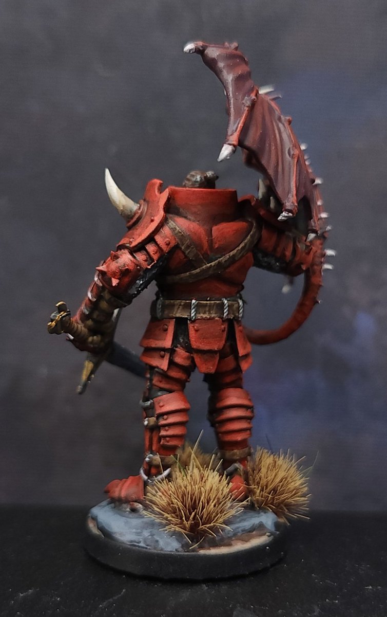 MidMiniGuy's tweet image. Red armored knight with a little red wyvern on his right hand holding a two-handed sword in his left. Painted for a client's collection. 
Fun to paint armor that's not just steel. 
 #miniatures #minipainting #commissionpainting