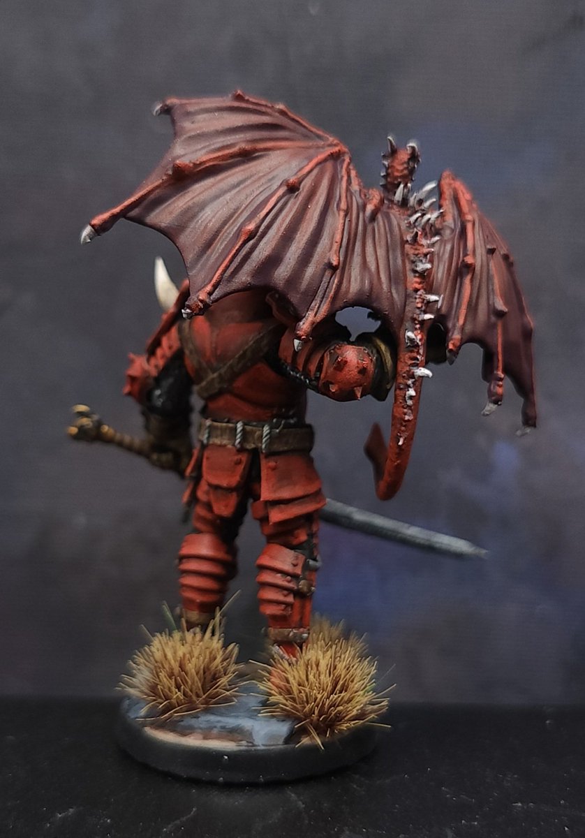 MidMiniGuy's tweet image. Red armored knight with a little red wyvern on his right hand holding a two-handed sword in his left. Painted for a client's collection. 
Fun to paint armor that's not just steel. 
 #miniatures #minipainting #commissionpainting