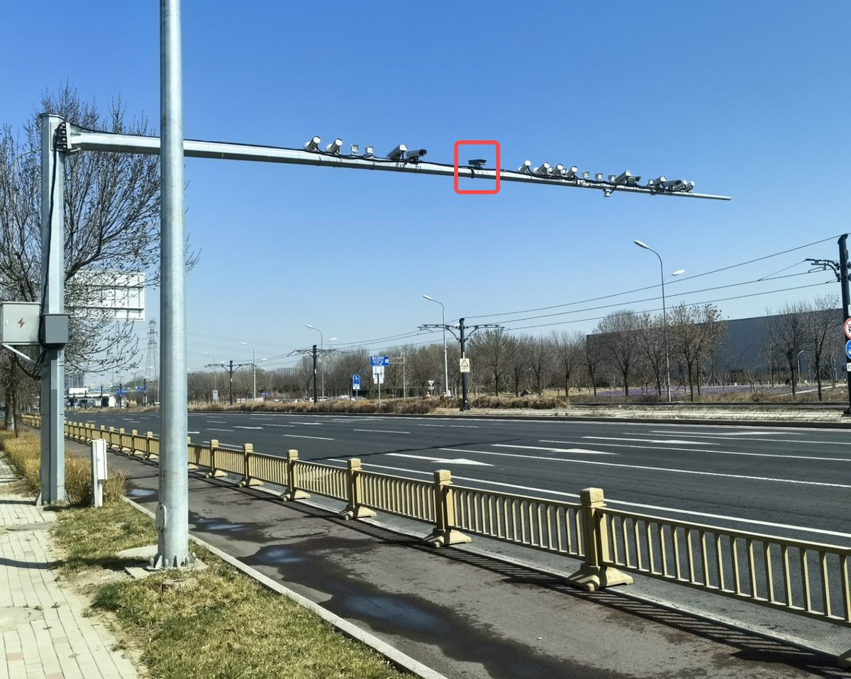 benewake's tweet image. Intersections are the "blind spots" of smart cities. 🚦

In the Beijing Development Zone, we’re replacing "blind" cameras with 24/7 high-precision #LiDAR,  and turning chaos into a 3D Digital Twin for predictive safety. 🛡️

Read more: 🔗 benewake.short.gy/traffic-light-…
#SmartCity #ITS
