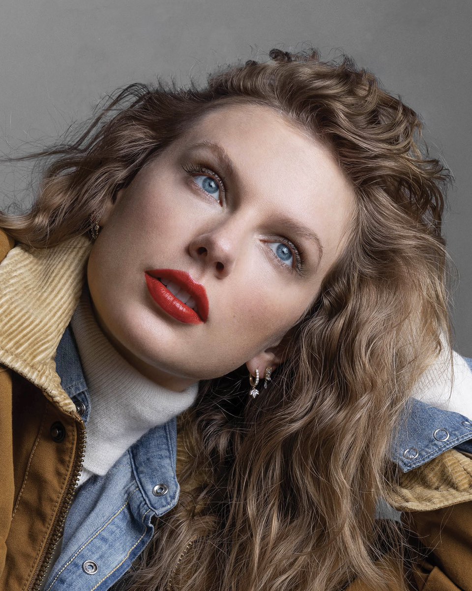 🚨 Taylor Swift homenageou a atriz Dakota Johnson no evento de gala do TIME100.

“Quase 20 anos em sua carreira fascinantemente variada e eclética, todos ainda estão conhecendo Dakota. E parece que, quanto mais aprendem, mais há para se apaixonar. Nos últimos anos, ao promover