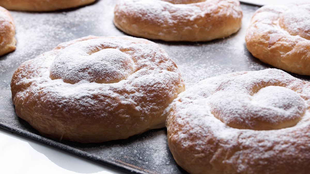 TurismeBalears's tweet photo. Con su inconfundible forma de espiral y su sabor único, la ensaimada es uno de los grandes símbolos de la repostería de #Mallorca. 🧑🏻‍🍳

📋 Elaborada con harina, azúcar, huevos, masa madre y saïm (manteca de cerdo), su masa fermenta durante más de 12 horas para conseguir una textura dorada, crujiente por fuera y suave por dentro.