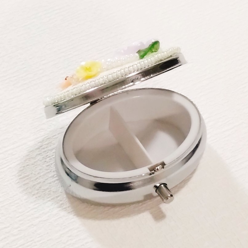 先日のニューライフ！ニューアイテム！展にて
特別企画「ピルケース展覧会」が開催。
そこで私もピルケースを制作…初挑戦🙌
タイトルは「nostalgia -ノスタルジア-」
ビンテージルーサイトのお花を使用
どこか懐かしいイメージで作ってみました。

→

#月イチ企画NN展
#ギャラリーMIROKU