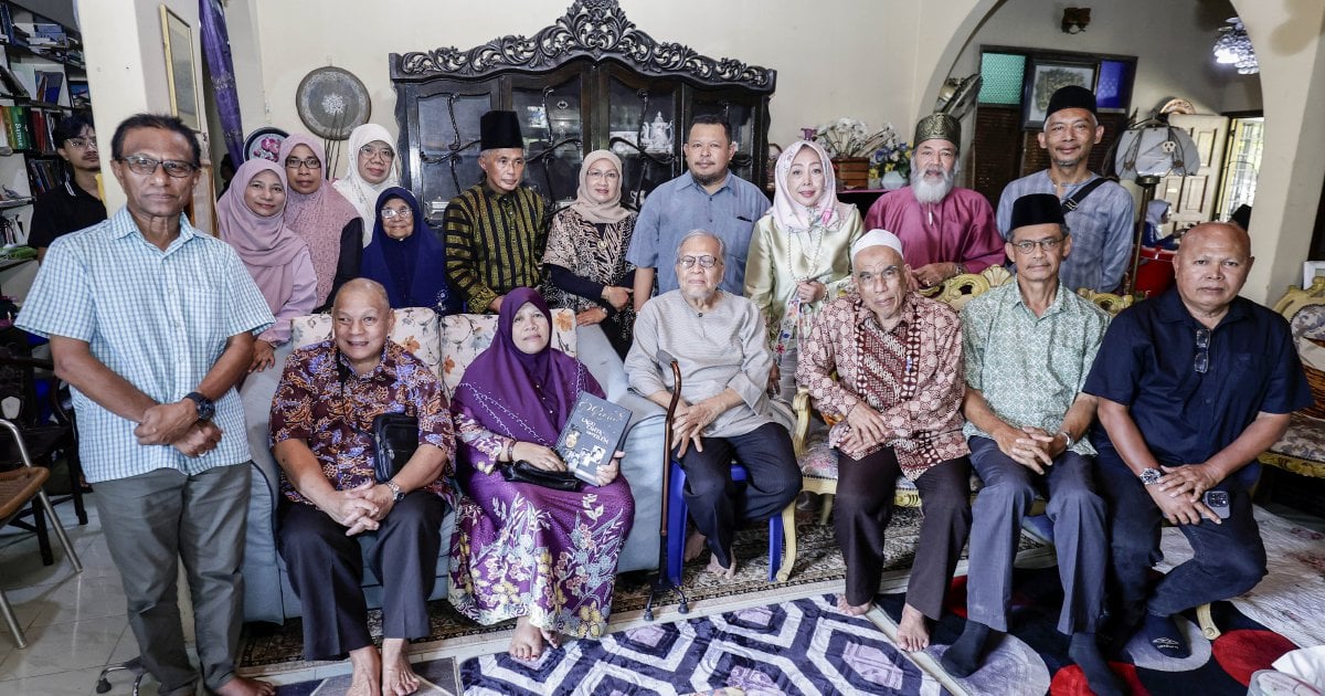 hmetromy's tweet image. #Rap Bersua dengan Wan Hashim pada majlis rumah terbuka Aidilfitri anjuran kelab itu di kediamannya di Kampung Bahagia Bangi, Selangor baru-baru ini, beliau turut menyerahkan buku mengenai P Ramlee hasil penulisannya kepada anak Allahyarham, Sazali.

hmetro.com.my/rap/rapextra/2…