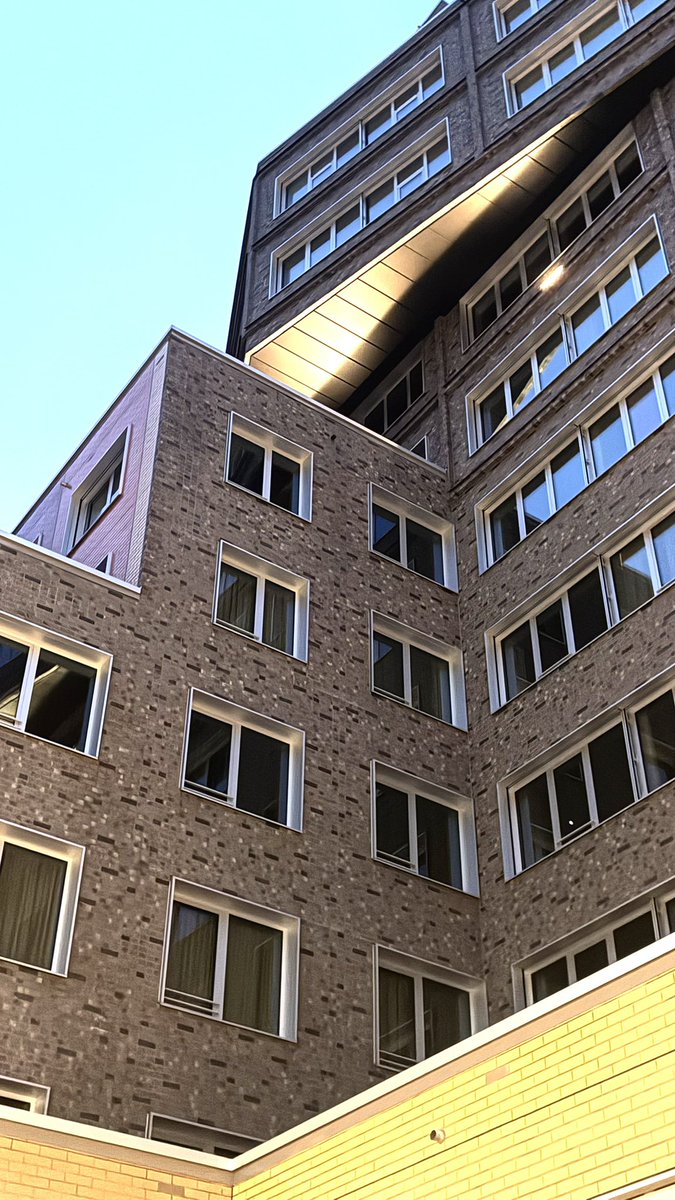 weissblauemacht's tweet image. 🤷‍♂️ 😉Schlimm, wenn der Arbeitsweg einfach zu fotogen ist. 😎✌️#WerksviertelMitte #ArchitectureLovers 
#München #Werksviertel #Architecture #Stadtgestaltung #IndustrialChic #WorkWay