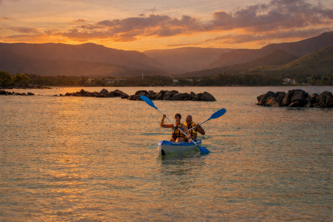 Sandssuites's tweet image. Gliding across still waters as the light softens, this is the hour when the lagoon feels entirely your own.

#Sands #Preferredhotels #mauritius #Resort #sunset #kayak