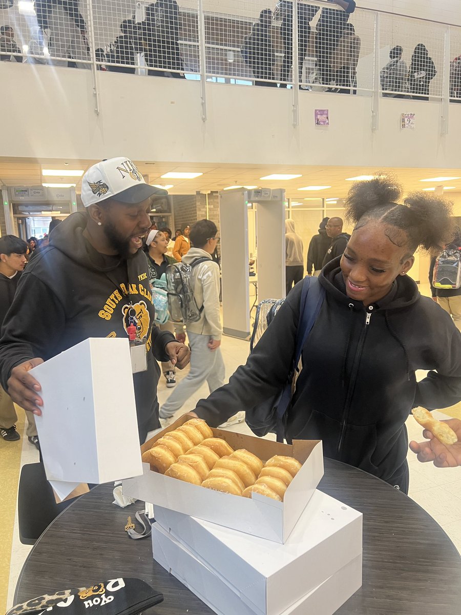 AnaisEmpowersED's tweet photo. ITS STAAR DAY FOR US HISTORY! Huge Shoutout to Coach Smith who has been greeting every scholar of his as they come in this morning, hyping them up and giving them a little boost before they master this test! #MASTERIT https://t.co/NsmXw8LqBS