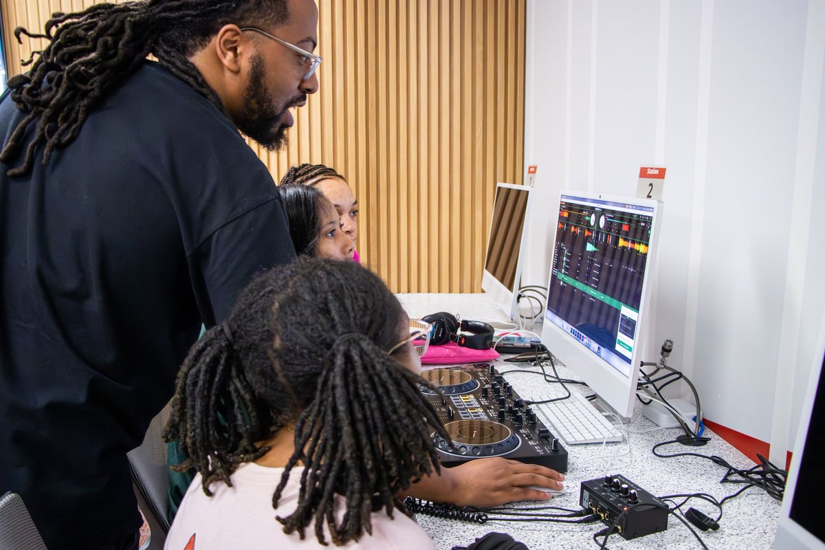 cg_okelly's tweet image. We had the best time learning about DJ'ing with @justdime  yesterday in the #OKMediaProductionLab during the workshop!  Aa big thanks to everyone who came.

Flickr pics:  flic.kr/s/aHBqjCR3dD

Follow us to know about what's happening at #CGOKellyLibrary! #WSSU #HBCU #DJing