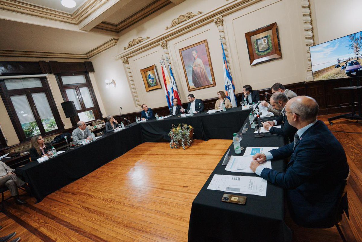 RmFilip's tweet image. En #Paysandú, excelente encuentro con el Intendente @OliveraPdu y @idpaysandu, junto a colegas embajadores de la #UE y @UEenUruguay. Reafirmé la disposición de Rumanía de fortalecer la cooperación entre nuestras dos regiones. #TeamEurope