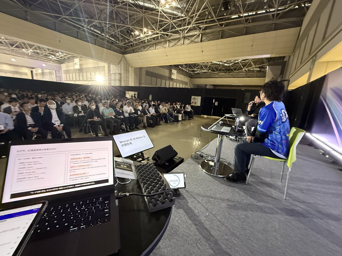 ozaken_AI's tweet photo. AI・人工知能EXPO、1日目が終了。

メルカリCTOの木村さんとDeNA AI Linkの佐々木さんとの特別講演は満席。

私のAI Tableブースも大盛況でした。

明日もビックサイトでお待ちしています！ https://t.co/5YSaH49eJU