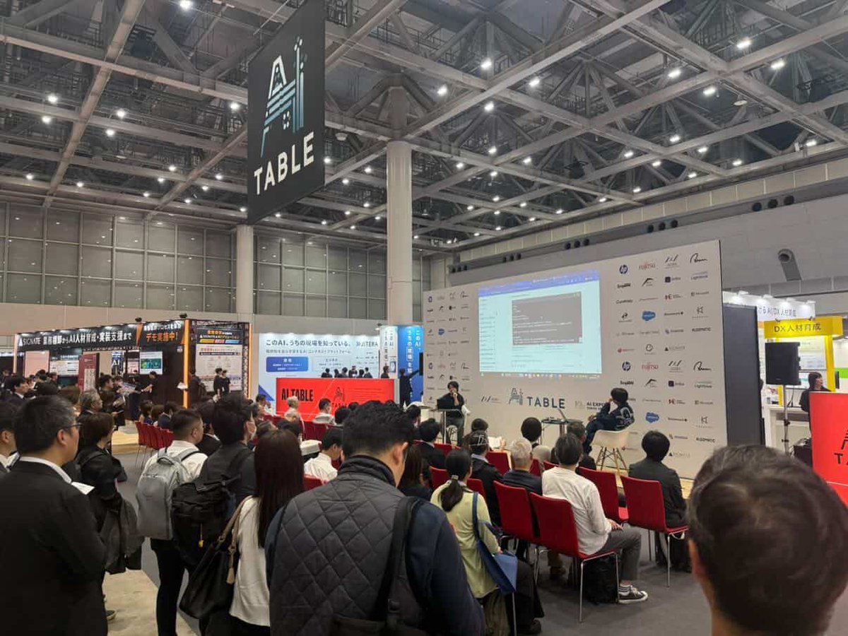 ozaken_AI's tweet photo. AI・人工知能EXPO、1日目が終了。

メルカリCTOの木村さんとDeNA AI Linkの佐々木さんとの特別講演は満席。

私のAI Tableブースも大盛況でした。

明日もビックサイトでお待ちしています！ https://t.co/5YSaH49eJU