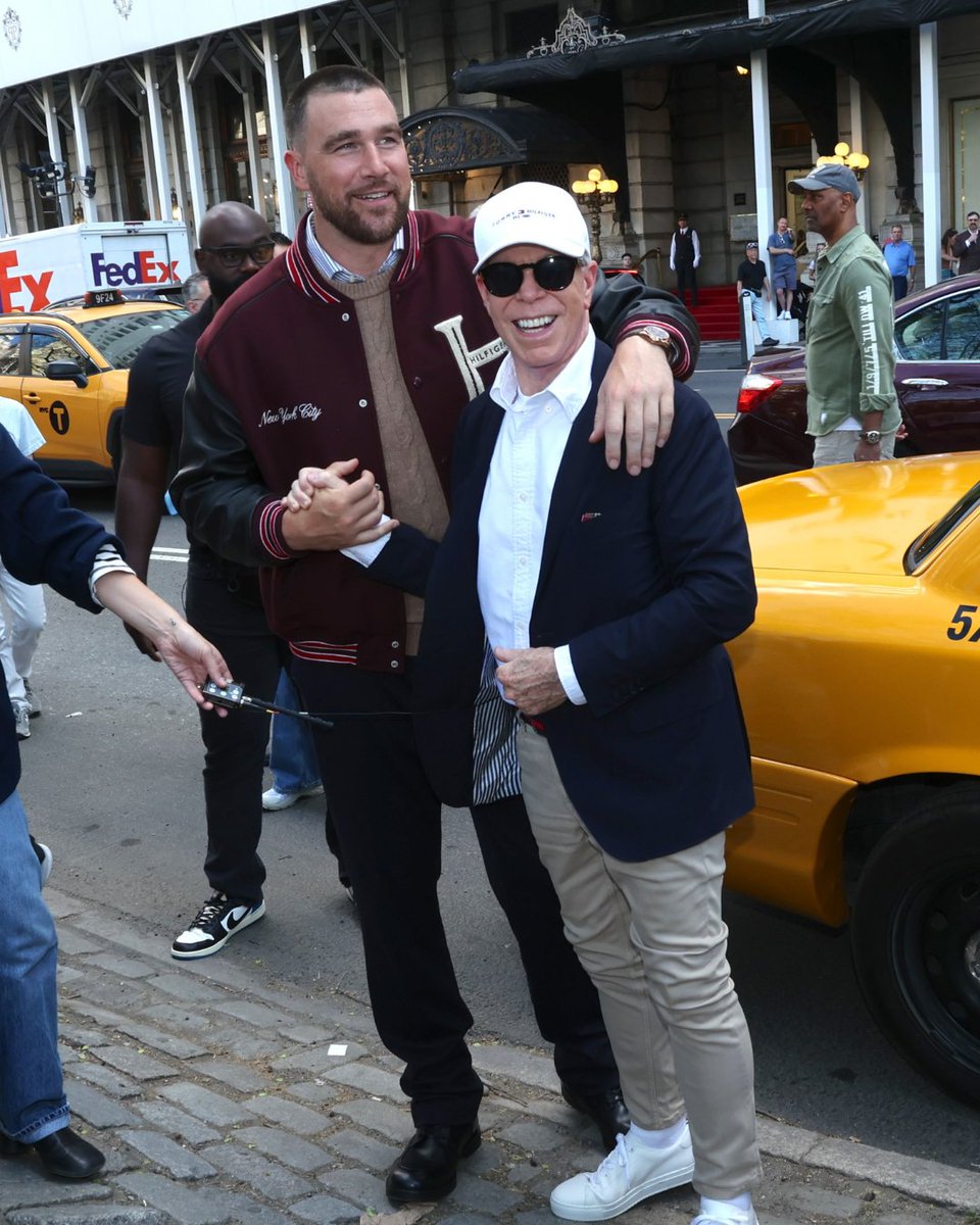 Page Six tweet media