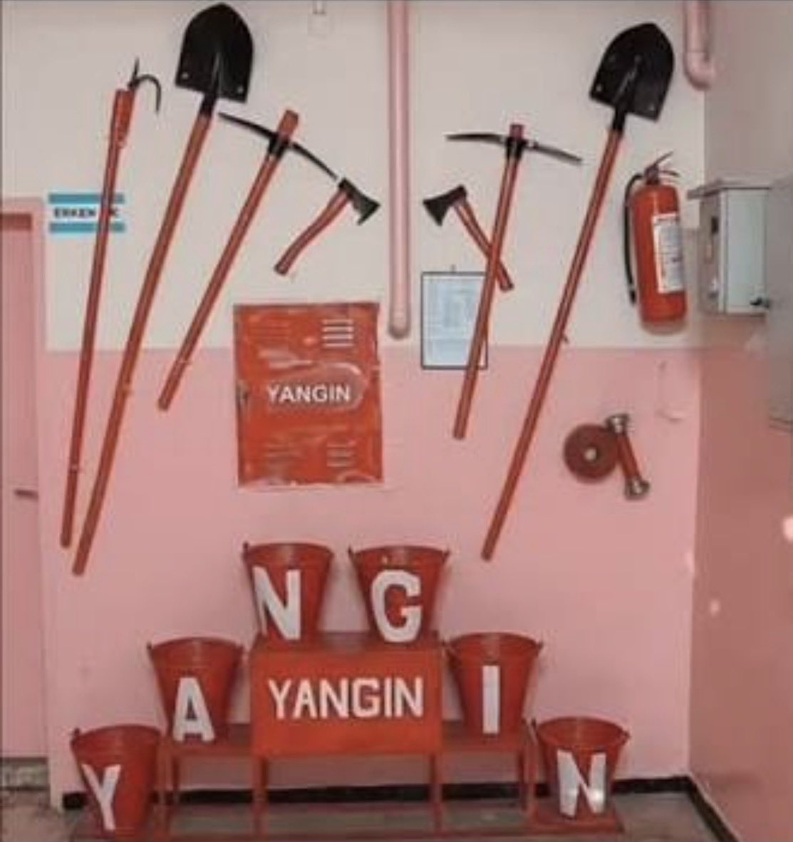 Okulun en kesici aletleri duvarda asılı dururdu da kimsenin birine zarar vermek aklının ucuna dahi gelmezdi

5 silah 7 şarjör sadece bir trajedi olarak yorumlanamaz