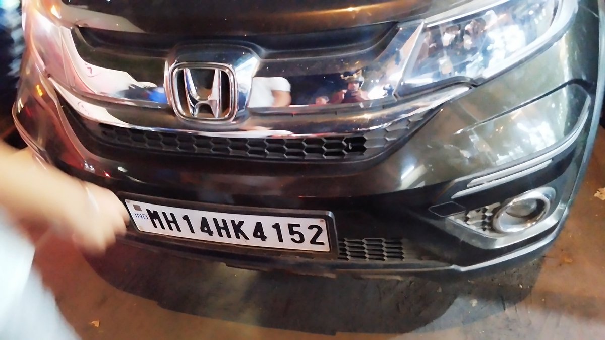 fitaksh's tweet photo. @MTPHereToHelp @MumbaiPolice
This car is parked near Mani's Cafe, Box 8 on Tata Colony Road, Mulund East and blocking traffic near EEH highway junction.. Please take necessary action.. https://t.co/0r9lj3bm6E