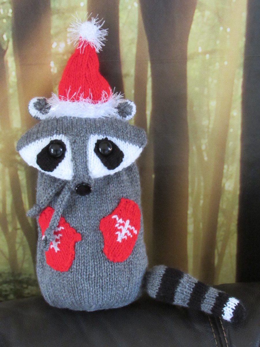 TeaCosyFolk's tweet image. The Christmas Racoon Bag is a fun festive knit with bright colourwork and a cheeky character design — perfect for gifting or filling with treats.
 teacosyfolk.co.uk/christmas-raco…
#Knitting #KnittingPattern #Crafts #knit #TeaCosyFolk #ChristmasKnitting #Racoon #FestiveMakes #animallovers