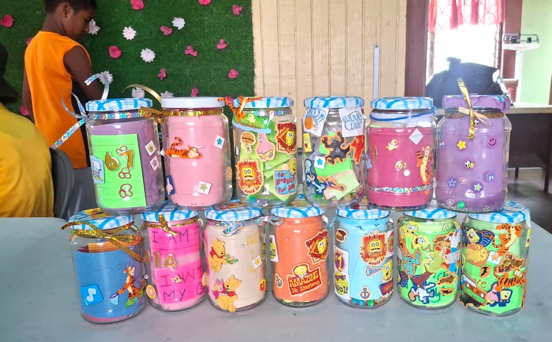 peacecorpguyana's tweet image. You matter! 🫶
Check out these beautiful affirmation jars created by students at a recent camp hosted by #PeaceCorps Volunteers and local partners - allowing students to write down positive facts about themselves and the type of person they wish to be. 💪✨#PeaceCorpsGuyana 🇬🇾