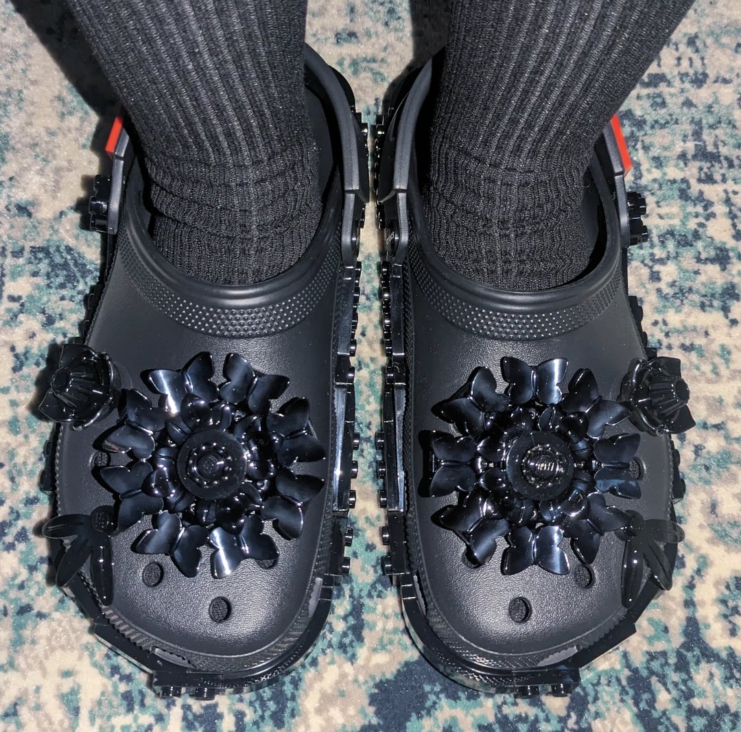 daturaaaaa's tweet photo. Crocs × LEGO

クリエイティビティクロッグ
 ＜ミッドナイト・ガーデン＞

#Crocs #LEGO https://t.co/iEF550YK1k