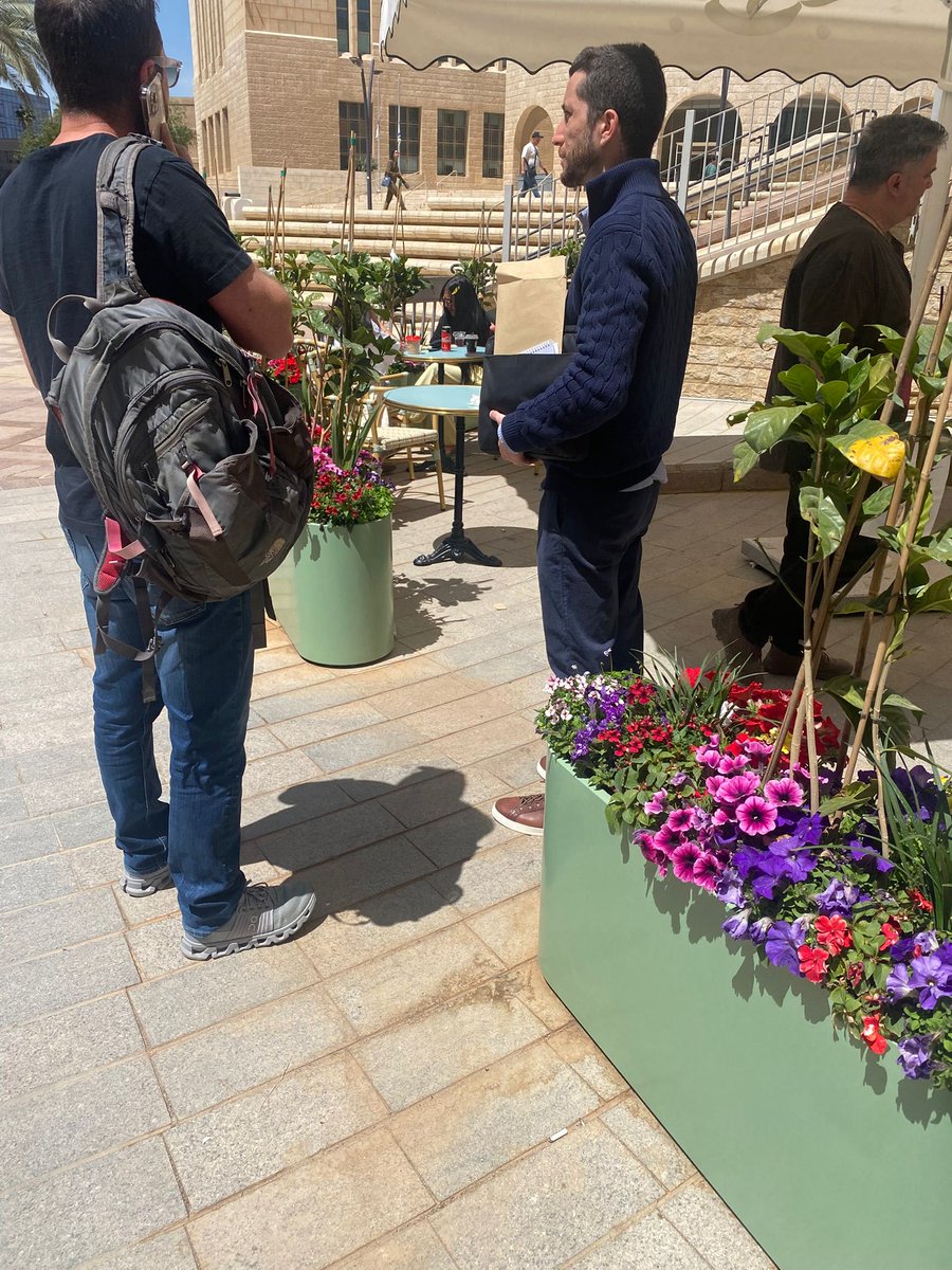 igal_malka's tweet photo. כן אחראי למעשיו לא אחראי למעשיו, בכל הסיפור עם שמואלביץ, אף אחד לא נתן עדיין תשובה לשאלה פשוטה: למה?!
בלי קשר למצבו הנפשי, למה שבנקודת הזמן הכי מטורפת שחוותה מדינת ישראל בכל שנותיה, מישהו יתחזה לקצין ויסתנן למקומות מסווגים ביותר?
התשובה לשאלה הזו ככל הנראה תפתח תיבת פנדורה שתחלק את ציר הזמן לישראל של לפני שידענו וישראל של אחרי.