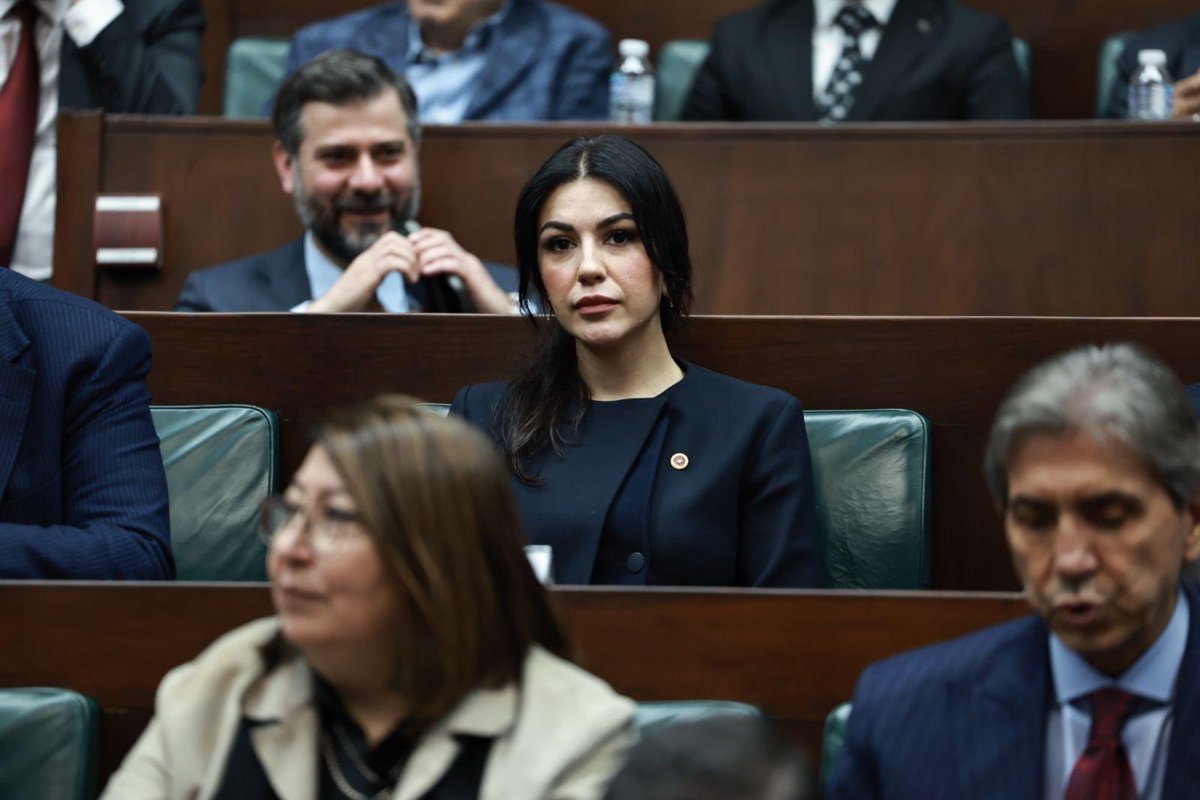 AyanNilhan's tweet photo. “Şahsıma ve ülkemize sosyal medya üzerinden dil uzatan bebek katillerine bazı gerçekleri tekrar hatırlatıyorum.

Dünyadaki hiçbir güç Türkiye’ye ve Türkiye Cumhurbaşkanına parmak sallayamaz.

Biz İstiklal Marşı 'Korkma!' diye başlayan bir milletin evlatlarıyız.” 

Cumhurbaşkanımız ve Genel Başkanımız Sayın Recep Tayyip Erdoğan'ın teşrifleriyle AK Parti Grup Toplantımızı gerçekleştirdik.

@RTErdogan 
 
@Akparti