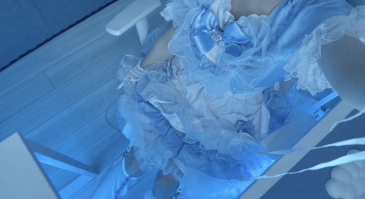 デスクに＋もっと水色かわいいを発信していきたいな〜
洋服とかコスプレとか...??૮₍ ̥⎽ ̫ ⎽ ̥₎ა
お部屋に鏡置いちゃう?!
おやすみ.ᐟ.ᐟ