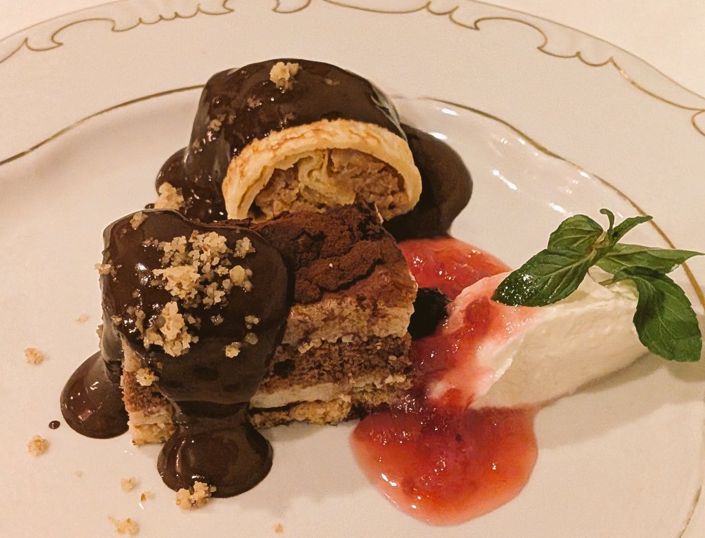 東京にあるハンガリー料理のレストラン「アズ・フィノム」に行きました（翻訳家の越前敏弥先生と）。フィノム (finom)は、ハンガリー語で「おいしい」という意味です。
ハンガリー料理は味付けがやさしく、初めての方も抵抗なく楽しめる味だと思います。ぜひ試してみてください！