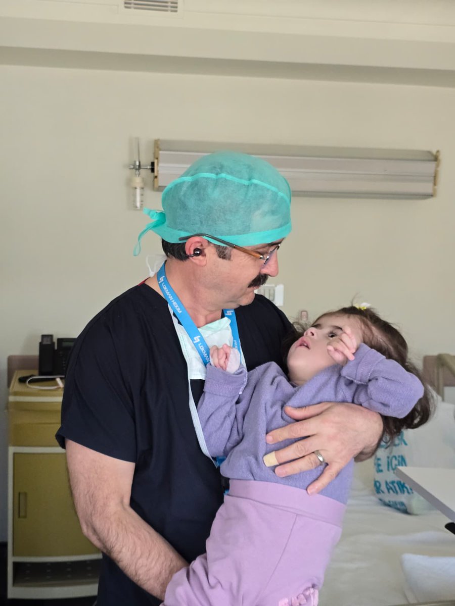 celilgocer's tweet photo. Bu yavrumuzun adı Ayah, Ayet yani; anlamı: Delil.
Ayah 2 yaşında, 2 haftalıkken İsrail bombardımanında çöken enkaz altında kalmış, anne ve babası şehit. Ayah'ın beyni oksijensiz kaldığı için hasar görmüş, şu an yürüyemiyor, konuşamıyor; göz teması ile beni takip ediyor. https://t.co/kyLxkjT8ui