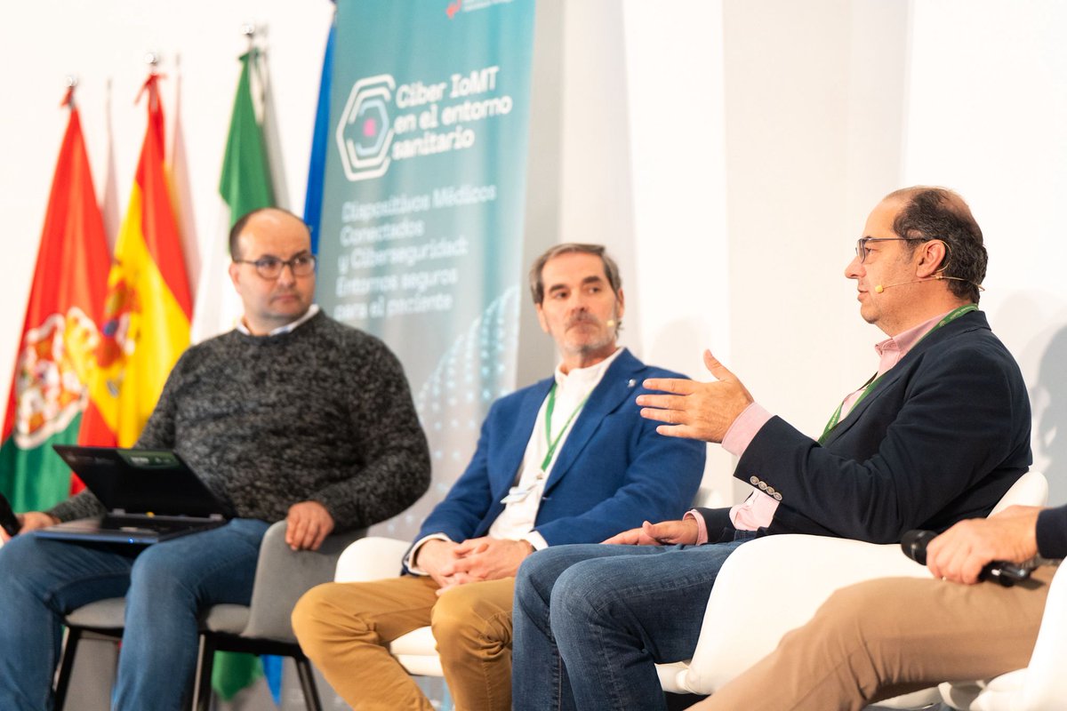 CentroCiberAND's tweet image. 🌐👩‍⚕️ "Unir los dos mundos: el TIC y el médico"
Como colofón de estas II Jornadas de Ciber #IoMT en @clinicogranada #Granada, asistimos a la mesa redonda sobre IoMT en la Práctica Asistencial: Experiencias, Dilemas y Aprendizajes Compartidos.
Modera: Juan Manuel Córdoba, Gabinete