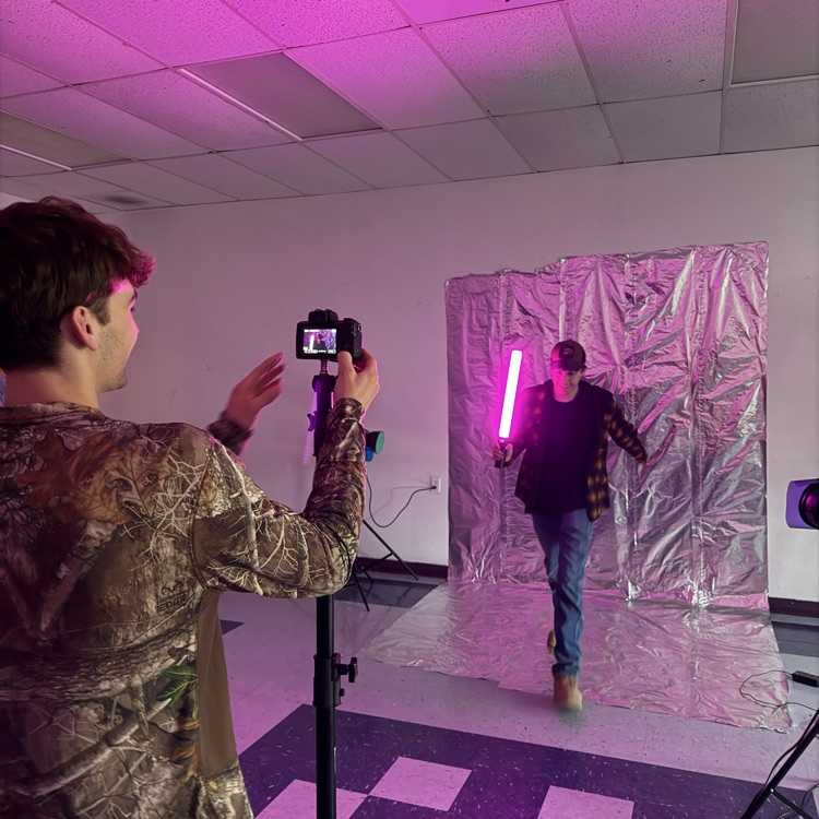 RSU50's tweet photo. Yesterday Mrs. Vose's photography class was learning how to do light painting! https://t.co/tKU1jhyNuN