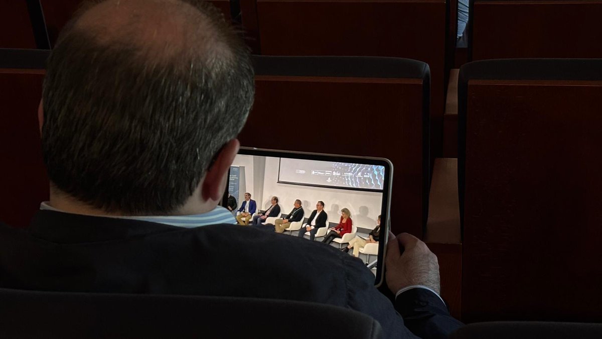 CentroCiberAND's tweet image. 🌐👩‍⚕️ "Unir los dos mundos: el TIC y el médico"
Como colofón de estas II Jornadas de Ciber #IoMT en @clinicogranada #Granada, asistimos a la mesa redonda sobre IoMT en la Práctica Asistencial: Experiencias, Dilemas y Aprendizajes Compartidos.
Modera: Juan Manuel Córdoba, Gabinete