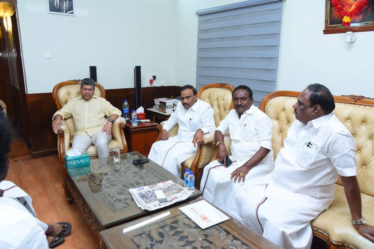 MaridhasAnswers's tweet photo. சுயமரியாதை என்றால் என்னவென்று ஊருக்கு பாடம் எடுத்த உத்தமன் ஆ ராசா அவர் சுய மரியாதையை தேடிய போது கிளிக் செய்த படம்.. 

யோவ் இதுல **** பிழைக்குமா இந்த பிழைப்பு என்று அடுத்தவரை கேள்வி கேட்பது நியாயமா! 
ஆமா இப்போ ஸ்டாலின் மருமகன் என்ற தகுதியை தவிர என்ன இந்தா ஆள் உங்க கழகத்திற்கு தியாகம் செய்த வரலாறு இருக்கு என்று அவர்ட இப்படி பம்மிக்கிட்டு உட்காந்திருக்க மேன்.. 
திமுக ஒரு குடும்பத்தின் அடிமைகள் கூடாரம். இதில் சித்தாந்தமும் இல்லை மண்ணாகட்டியும் இல்லை.. 

ராஜா:
“மாப்பிள்ளை சார் மாப்பிள்ளை சார். அந்த ஆடியோ என்னோடது இல்லை சார்.. அதை மனசுல வச்சுட்டு தேர்தல் முடிச்சு எதுவும் பண்ணிடாதீங்க சார்”