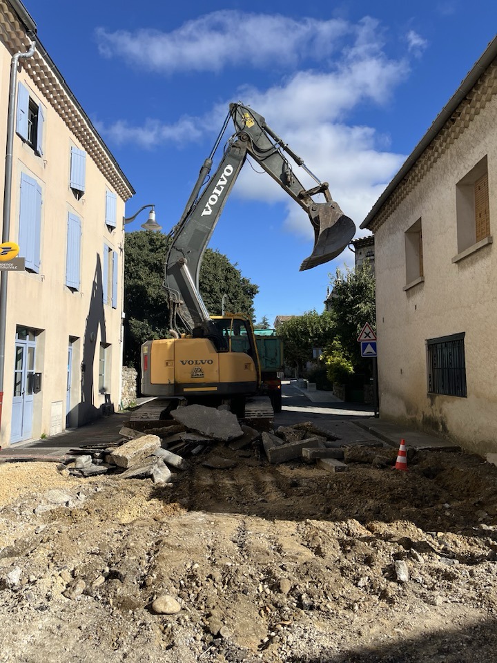 AudigierTP's tweet photo. 𝗔𝗨𝗗𝗜𝗚𝗜𝗘𝗥 𝗧𝗣 – Requalification d’entrée de village 🏗🌿
📍 Allan (Drôme) – Route de Malataverne
L’opération comprend :
 L’aménagement d’environ 700 m de voirie
La création d’un giratoire 
 La réalisation des réseaux et des aménagements urbains dans le périmètre du PUP https://t.co/EwRZakpW5s